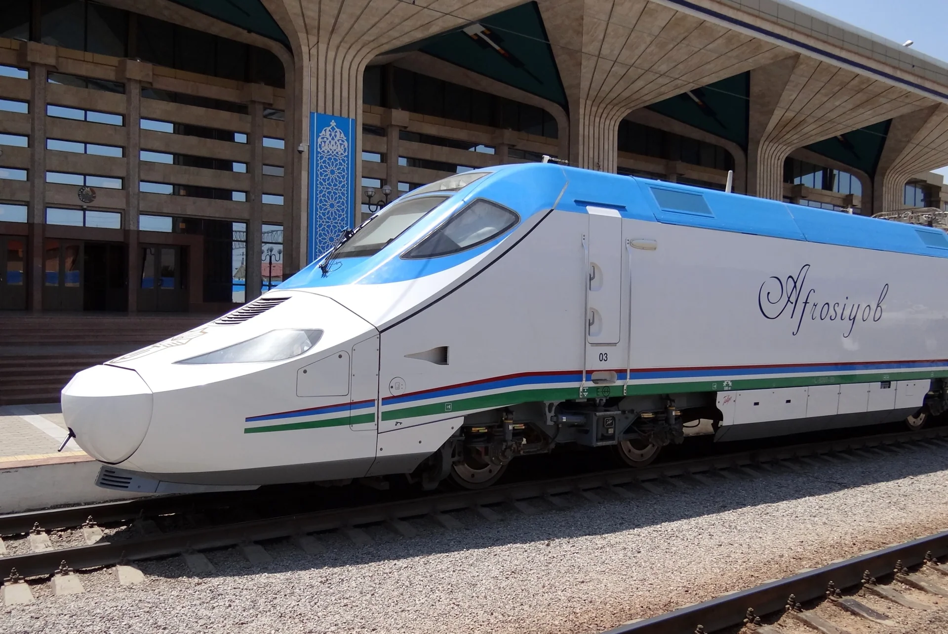 Train à grande vitesse Afrosiyob en gare de Samarcande