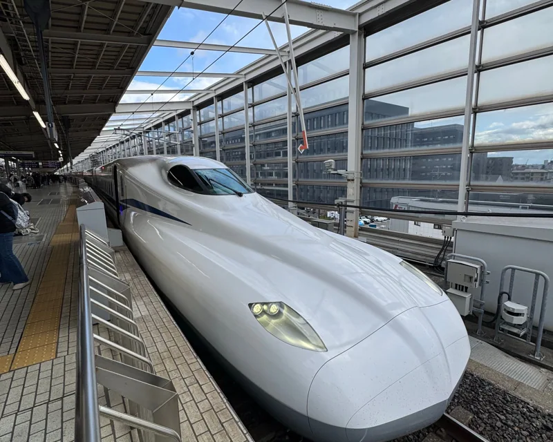 Train à grande vitesse Shinkansen sur un quai au Japon
