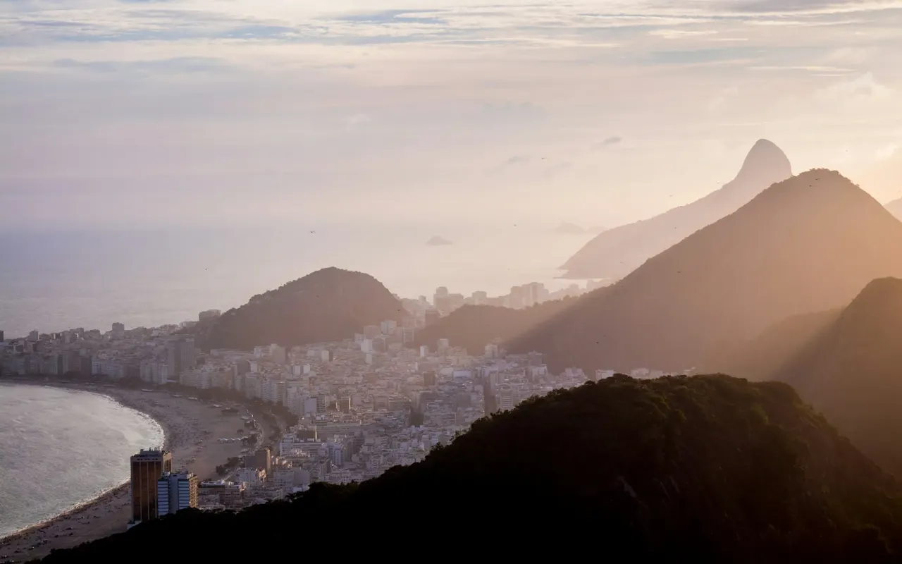 La ville, les plages et les reliefs de Rio de Janeiro au coucher du soleil