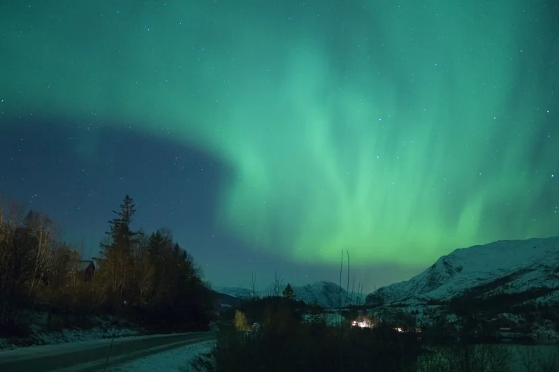 Voiles lumineux d’une aurore boréale en Norvège